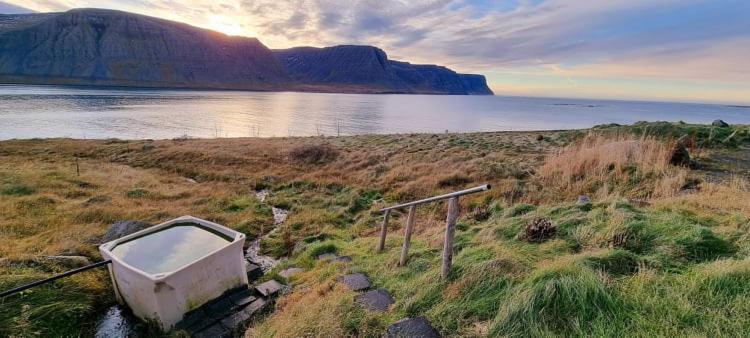 Kirkjubraut - Church Street Villa Talknafjordur Esterno foto